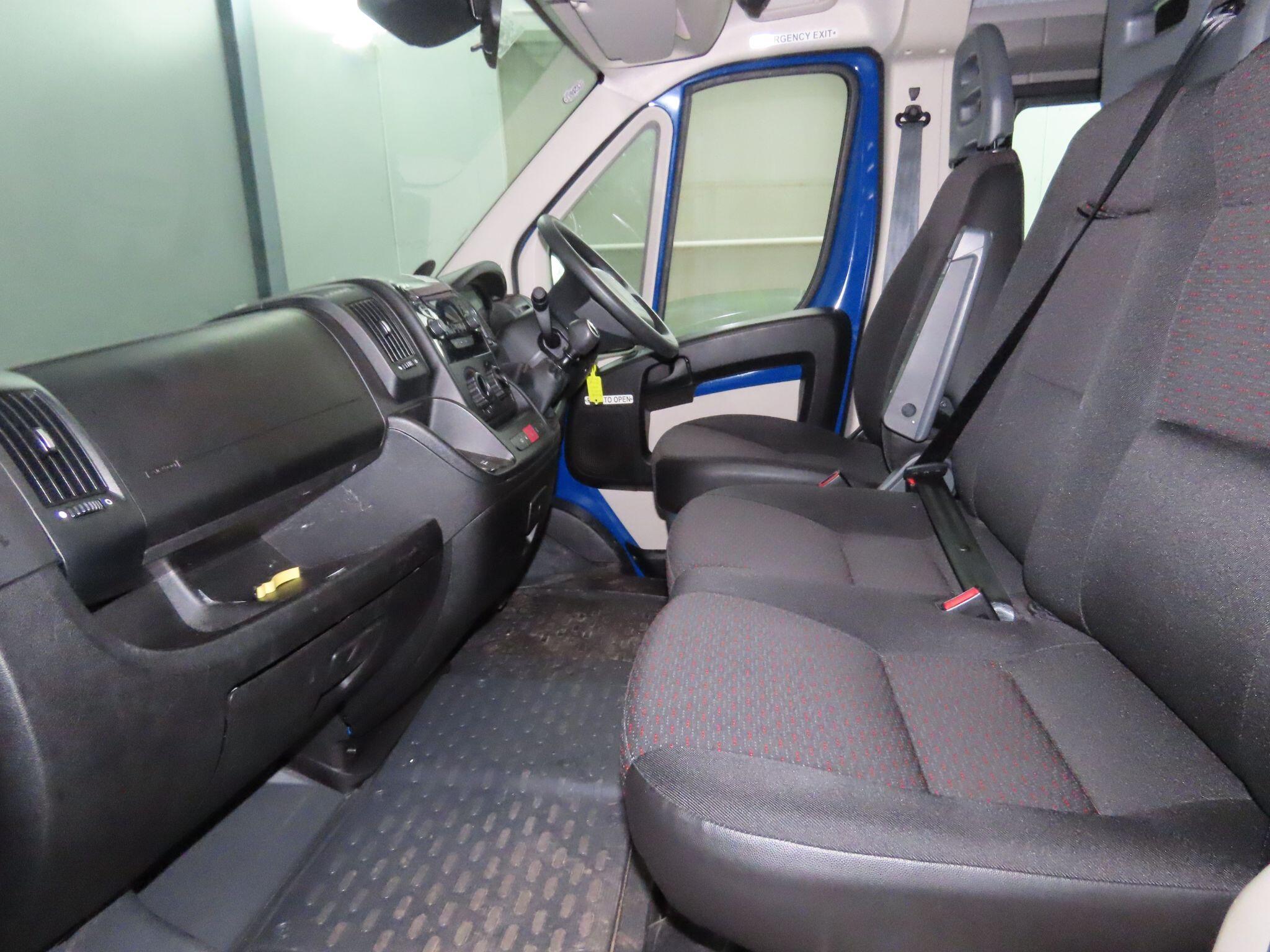 Peugeot Boxer image 2